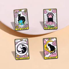 個性的なアクセントに！　タロットカードと猫のピンバッチの画像