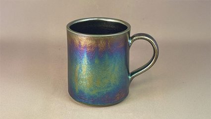 光の当たり方でグラデーションが変化する、一つだけのマグカップの画像