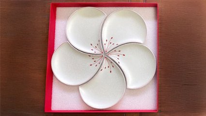 宴席やおもてなしのシーンを華やかに。銀を使用した梅の花モチーフの銘々皿の画像