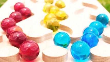 子どもから大人まで目を奪われるビー玉転がしの画像