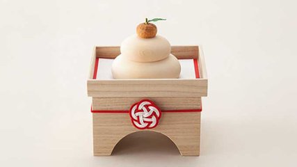 長く飾れる木彫りの縁起物「蓬莱小箱　葉付き橙・小」の画像