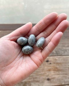 小豆島　石チョコ（黒ごまアーモンド）｜春日堂画像