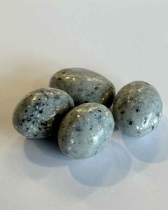 小豆島　石チョコ（黒ごまアーモンド）｜春日堂画像