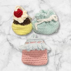 手編み 小物入れ 3点セット プリンモチーフ 巾着 ミニバッグ ハンドメイド かぎ針編み スイーツモチーフ 小物ポーチ かわいい 編み物雑貨 収納 インテリア 雑貨 ギフト プレゼントの画像