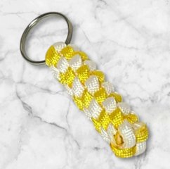 パラコード キーホルダー イエロー ホワイト 編み込み ハンドメイド キーリング アウトドア レディース メンズ おしゃれ かわいい バッグアクセサリー リュック キーケース プレゼント ギフト画像