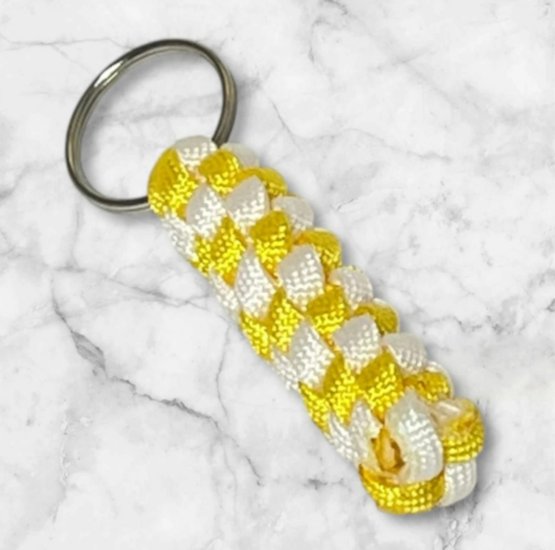 パラコード キーホルダー イエロー ホワイト 編み込み ハンドメイド キーリング アウトドア レディース メンズ おしゃれ かわいい バッグアクセサリー リュック キーケース プレゼント ギフト画像