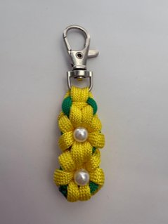 ひまわりモチーフ パラコード キーホルダー ハンドメイド バッグ 鍵 チャーム イエロー グリーン 花 フラワー ナスカン付き アウトドア キャンプ カジュアル 可愛い 小物 雑貨 プレゼントの画像
