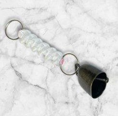 パラコード 熊鈴付き キーホルダー ホワイト×ピンク 編み込み ハンドメイド レディース バッグチャーム かわいい シンプル キーリング 登山 キャンプ アウトドア 熊よけ鈴 プレゼント ギフト画像