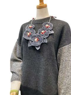 大きなお花のネックレスの画像