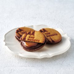 【母の日専用】母の日花束とザ・スウィーツ　キャラメルサンドクッキーのセット商品のお届け期間：5.6(水)～5.10(日)。5月6日以降のご注文は「遅れてごめんね」対応となります。画像