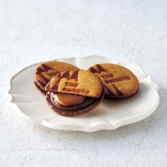 【母の日専用】母の日花束とザ・スウィーツ　キャラメルサンドクッキーのセット商品のお届け期間：5.6(水)～5.10(日)。5月6日以降のご注文は「遅れてごめんね」対応となります。画像