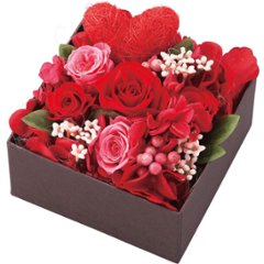 【母の日専用】ボックスフラワーアレンジメント（ミッキー＆ミニー）商品のお届け期間：5.6(水)～5.10(日)。5月6日以降のご注文は「遅れてごめんね」対応となります。の画像