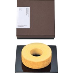 【母の日専用】バウムクーヘンとマーガレット鉢植え「さくらべーる」５号のセット商品のお届け期間：5.6(水)～5.10(日)。5月6日以降のご注文は「遅れてごめんね」対応となります。画像