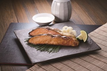 【北海道直送】 三協水産 北海道日高沖　船上活〆桜鱒切身と秋鮭切身 【全国送料込】(沖縄・離島除く)の画像