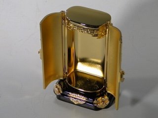 金属製の厨子のみの画像