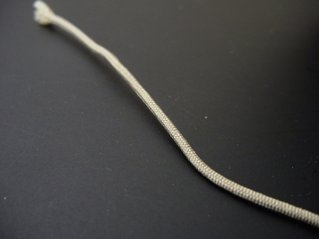 数珠用正絹紐28番（ベージュがかった白）　1ｍ当たり画像