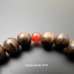 数珠ブレス 主玉（おもだま）栴檀（せんだん）9mm玉、メノウ入り画像