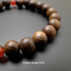 数珠ブレス 主玉（おもだま）栴檀（せんだん）9mm玉、メノウ入り画像
