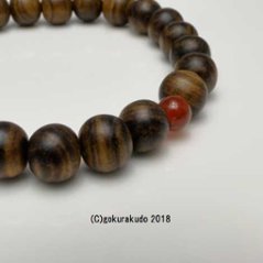 数珠ブレス 主玉（おもだま）栴檀（せんだん）9mm玉、メノウ入り画像