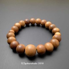 数珠ブレス 総白檀 主玉10mm玉の画像
