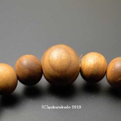 数珠ブレス 総白檀 主玉（おもだま）尺2玉画像