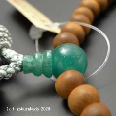 数珠 女性用 主玉白檀7mm、(親・２天・ボサ)翡翠(アベン)入り 正絹頭付房ひわ色画像