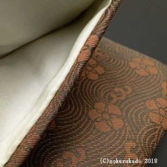 数珠入れ 正絹 名物裂 波に梅鉢（濃い茶系色）画像