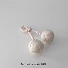 利休梵天、片手数珠用の軸つき（直径約18ｍｍ、白に近い非常に薄いピンク色、現品限り）の画像