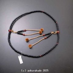 数珠 真言宗 主玉は黒檀、(親・四天・つゆ)はメノウ、尺2 茶色菊房の画像