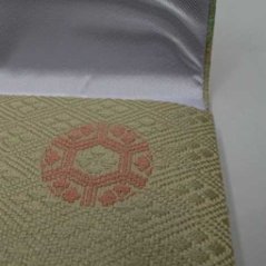 正絹２つ折り数珠入れ 白っぽい金茶地G-nh2画像