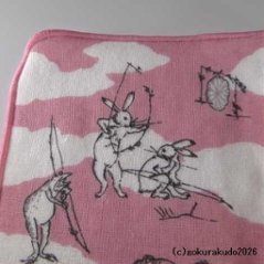 ガーゼタオルハンカチ 鳥獣人物戯画（猿追い）ピンク画像