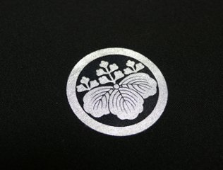 【男性・女性・子ども用】　シルバー箔 貼り紋[素材：アルミ箔、下地：綿] ＜貼ったり剥がしたりできるタイプ＞　6枚入り　※ご希望の家紋を指定して注文ができますの画像