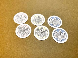 【男性・女性・子ども用】　色紋３色パック 貼り紋[素材：綿（コットン）] 黒地以外の色の着物などに＜貼ったり・剥がしたりできるタイプ＞※希望の家紋、2色または3色を指定できます。全6枚入りの画像