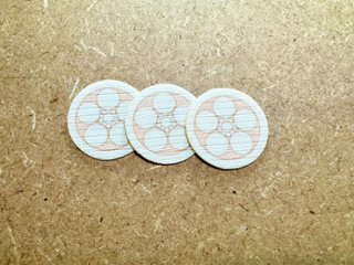 【男性・女性・子ども用】 絽（夏用）色紋 貼り紋[素材：絹（シルク）] 【★３枚入り】黒地以外の色の着物に＜貼ったり・剥がしたりできるタイプ＞　1ッ紋・３ッ紋用　※家紋は選べます。の画像