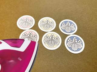 【男性・女性・子ども用】　色紋アイロン定着３色パック 貼り紋[素材：綿（コットン] 黒地以外の色の着物に＜がっちり定着タイプ＞　3色・全6枚入り（各色2枚）　※希望の家紋、2色また3色を指定できます。の画像