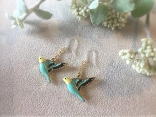 鳥のピアス（light blue)の画像