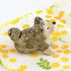 豆屋　箸置き（秋田犬　仔犬　トラグレイ　おすわり）画像