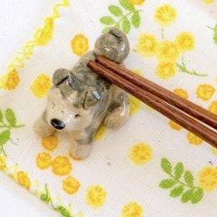 豆屋　箸置き（秋田犬　仔犬　トラグレイ　おすわり）画像