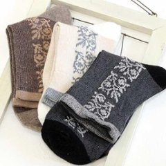あなたに優しい靴下（草花　刺繍風）の画像