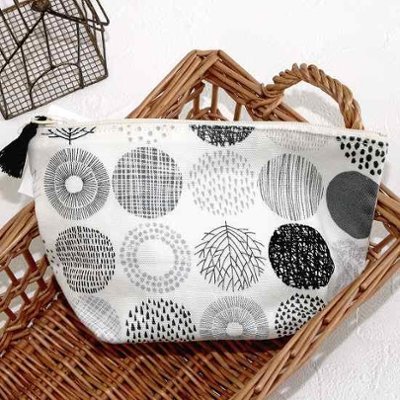 Laflor 舟形ポーチ　北欧風ドット　ブラックの画像