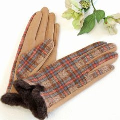 袖口ファー　チェック手袋の画像