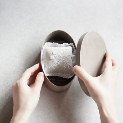 オーバルボックスお裁縫箱　花の画像