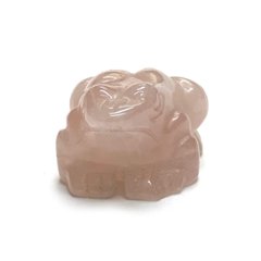 天然石 ローズクォーツ  蛙  カエル 置物（2602）「おまかせ品」オーガンジー巾着付き画像