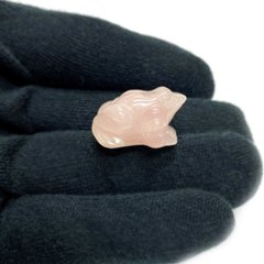 天然石 ローズクォーツ  蛙  カエル 置物（2602）「おまかせ品」オーガンジー巾着付き画像