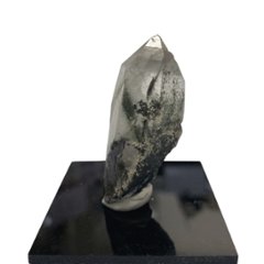 天然石  ガネーシュヒマール産  ヒマラヤ水晶 クラスター  クローライトINクォーツ（2645）プレート付きの画像