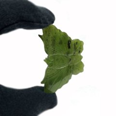 天然石 ネフライト 軟玉翡翠 蝶（26112）手彫り 彫刻　画像