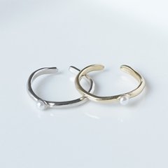 小さなスワロフスキーパールをシンプルにセットしたイヤカフの画像