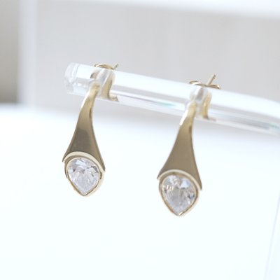 マーキスカットジルコニアを雫モチーフのメタルにセットしたピアスの画像