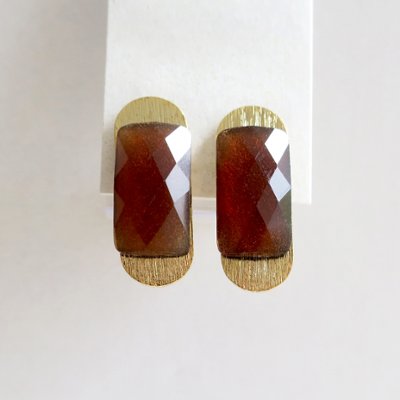 カットが入ったアクリルパーツセットしたイヤリングの画像