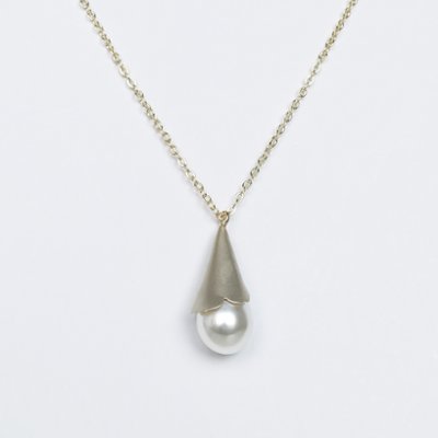 ドロップパールにキャップを被せたネックレスの画像